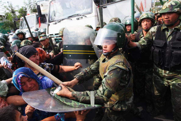 -Des centaines de Ouïghours sont descendus dans les rues pour manifester après que leurs proches aient été arrêtés par les autorités après la manifestation de dimanche. Des émeutes ethniques dans la capitale de la région musulmane du Xinjiang ont coûté la vie à 156 personnes. Photo de Guang Niu / Getty Images.