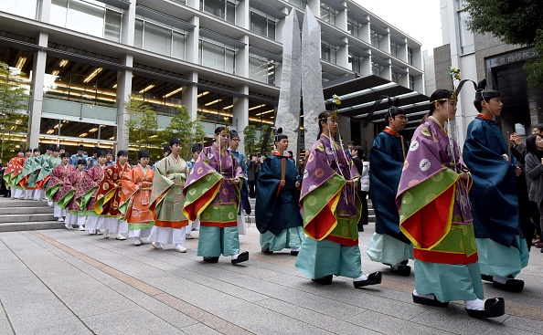 -Des étudiants vêtus de costumes spéciaux se dirigent vers un sanctuaire shinto de l'Université Kokugakuin lors d'une cérémonie traditionnelle à l'âge adulte à Tokyo le 20 janvier 2018. Photo TORU YAMANAKA / AFP via Getty Images.