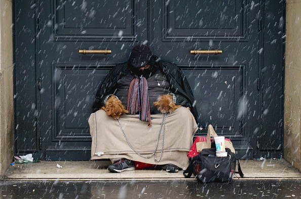  SDF en hiver avec ses deux chiens. (Photo : GERARD JULIEN/AFP via Getty Images)