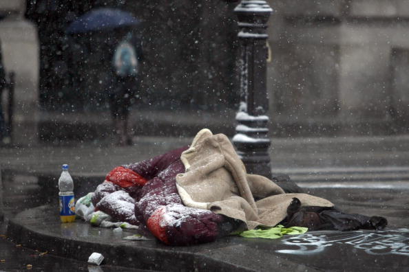 Un SDF dormant dans le froid à Paris. Illustration. (Photo JOEL SAGET/AFP via Getty Images)