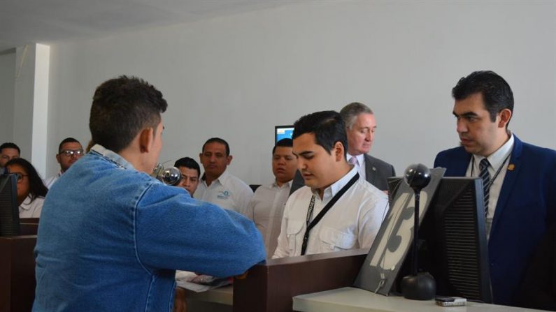 Le premier citoyen d'Amérique centrale expulsé des États-Unis a procédé à des procédures ce jeudi au Guatemala (Guatemala). EFE / Esteban Biba