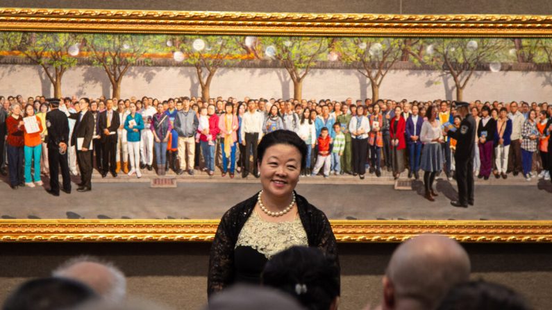 Haiyan Kong a remporté le prix d'or au 5e Concours international de peinture de portraits de NTD avec son œuvre "25 avril 1999" le 26 novembre 2019 au Salmagundi Club à New York. (Chung I Ho/ The Epoch Times)