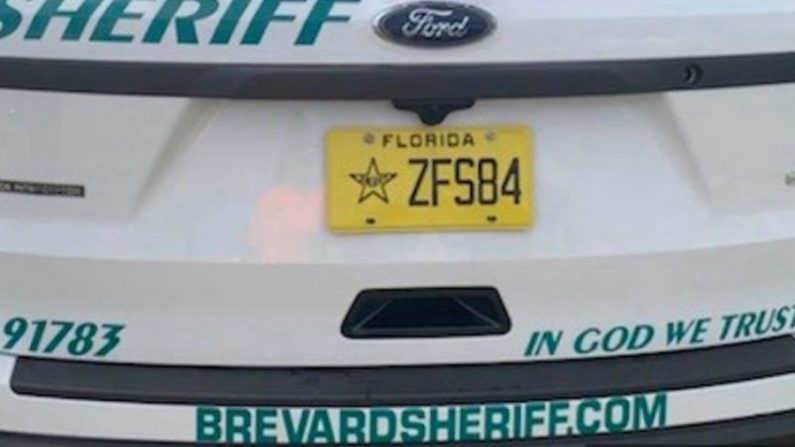 Une voiture de patrouille de la police du comté de Brevard, arborant la devise  « In God, we trust ». (Bureau du shérif du comté de Brevard / Facebook) 