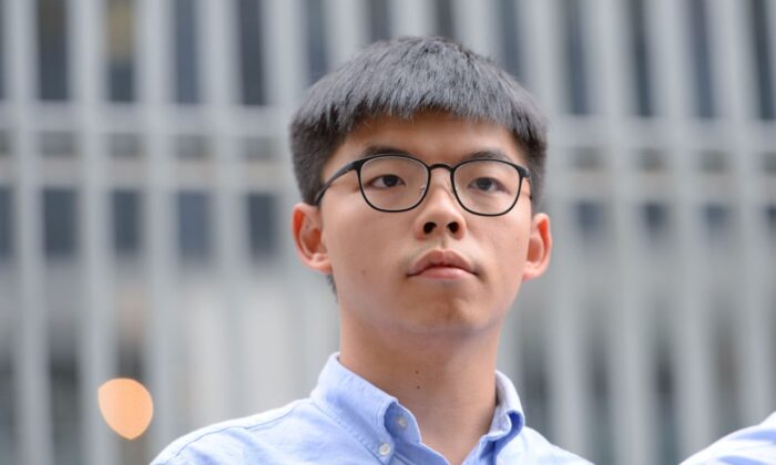 Le 29 octobre 2019, le militant en faveur de la démocratie, Joshua Wong, s'adresse aux médias devant le Conseil législatif (LegCo) de Hong Kong. (Sung Pi Lung / The Epoch Times)