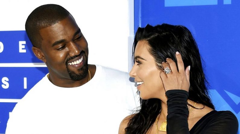 Kanye West (à gauche) et Kim Kardashian West arrivent aux MTV Video Music Awards à New York le 28 août 2016. (Evan Agostini/Invision/AP) 