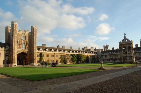 Vue de la grande cour du Trinity College de l’université de Cambridge. Crédit : LOIC VENNIN/AFP/GettyImages.