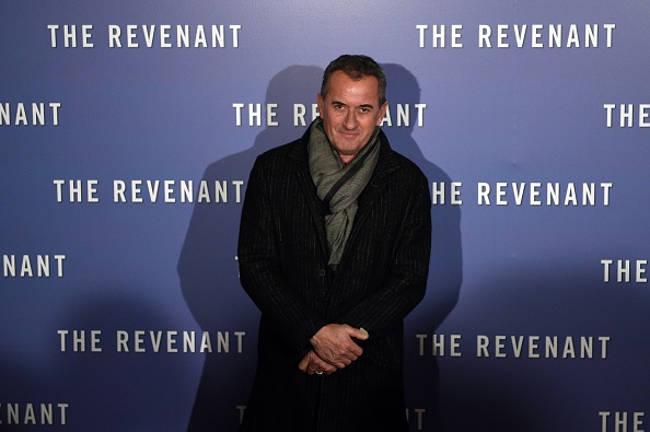 Christophe Dechavanne prend la pose pendant l’avant-première du film The Revenant à Paris, le 18 janvier 2016. Crédit : MARTIN BUREAU/AFP via Getty Images.
