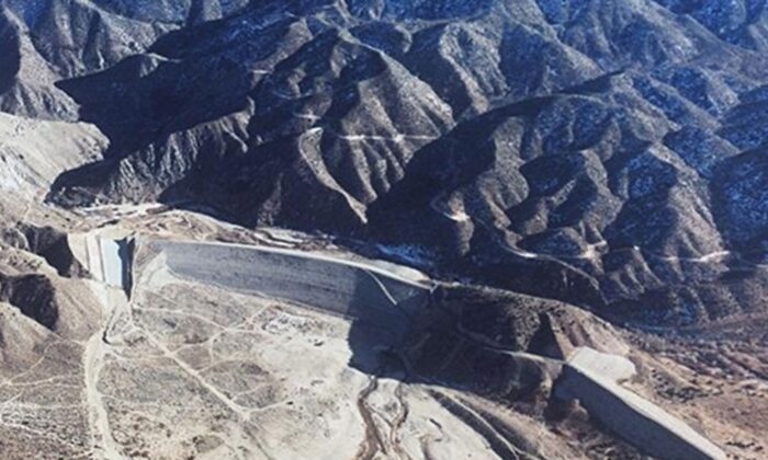 Le barrage de la rivière Mojave, illustré sur cette photo non datée, a été construit en 1971. Les responsables disent qu'il pourrait se rompre dans des conditions météorologiques extrêmes. (Corps of Engineers de l'armée américaine)