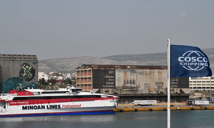 La vue d'anciens entrepôts dans le port du Pirée en Grèce, le 18 octobre 2018. (Louisa Gouliamaki / AFP via Getty Images)