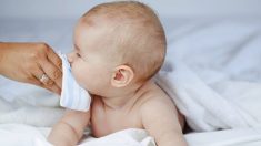 Une mère trouve d’étranges points noirs dans le nez de son bébé, puis le médecin révèle quelque chose d’inattendu