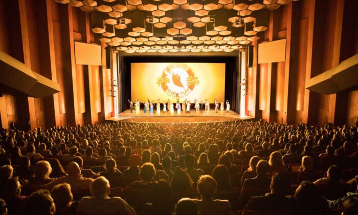 Un rappel de la Touring Company de Shen Yun Performing Arts lors d'une représentation au Jones Hall for the Performing Arts, à Houston, le 22 décembre 2017. (Larry Dye/The Epoch Times)