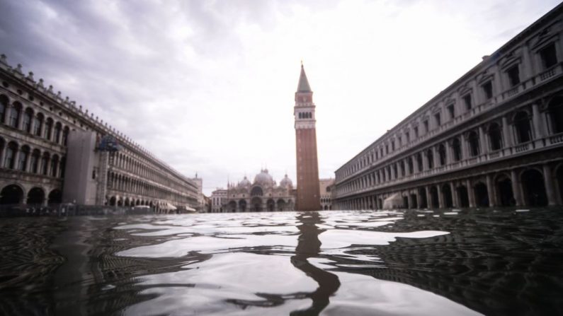 Une vue générale montre la place Saint-Marc inondée, avec la basilique Saint-Marc et le clocher le 15 novembre 2019 à Venise, deux jours après que la ville a subi la plus haute marée des 50 dernières années. Venise se préparait à une nouvelle marée haute exceptionnelle à cette date, et l'Italie a déclaré l'état d'urgence pour la ville, classée au patrimoine mondial de l'UNESCO, où des inondations ont causé des dégâts d'une valeur de plusieurs millions d'euros. (Filippo Monaforte / AFP à travers Getty Images)