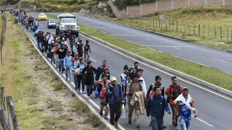Des migrants vénézuéliens se dirigeant vers le Pérou marchent le long de la route panaméricaine à Tulcan, Équateur, après avoir traversé la Colombie, le 21 août 2018. (LUIS ROBAYO / AFP / Getty Images)
