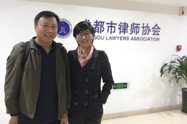 L'avocate chinoise des droits de l'homme Wang Yu, acclamée comme « l'avocate la plus courageuse de Chine », et son mari Bao Longjun sur cette photo sans date. Bao Longjun est également avocat, et il soutient sans réserve le travail de son épouse Wang en faveur des droits de l’homme. (Avec l'aimable autorisation de Wang Yu)