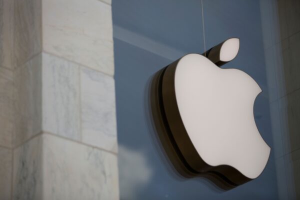 Le logo Apple visible à l'extérieur de l'Apple Store à Washington, le 9 juillet 2019. (Alastair Pike/AFP/Getty Images)
