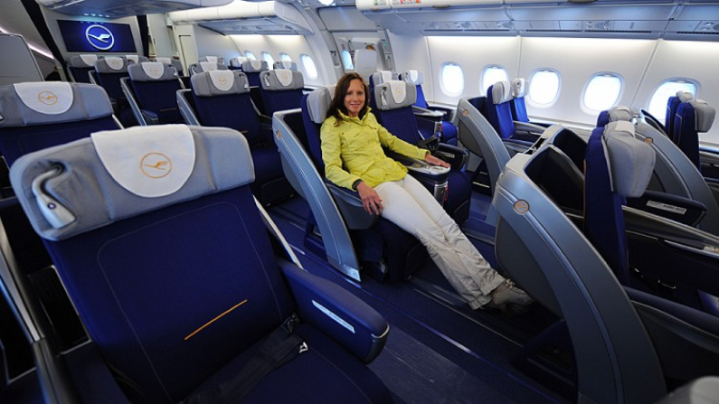N'aimerions-nous pas que tous les sièges d'avion soient si confortables ? Une jeune femme pose en classe affaires sur le nouvel Airbus A380 de la compagnie aérienne allemande Lufthansa après l'atterrissage d'essai à l'aéroport Franz-Josef-Strauss de Munich le 2 juin 2010. (Christof Stache / AFP / Getty Images)