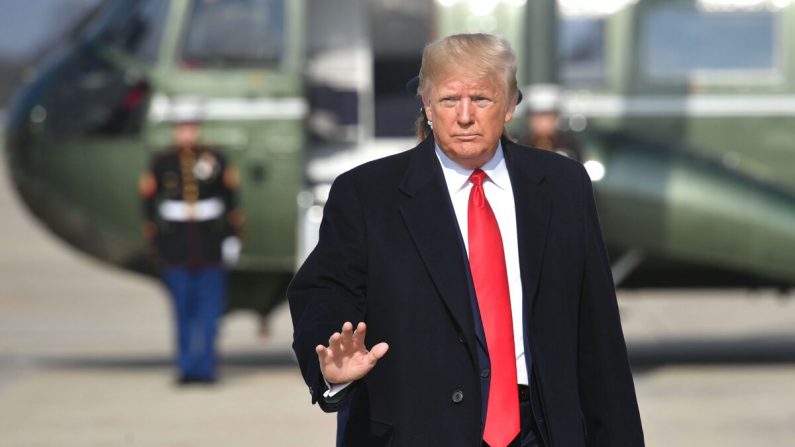 Le président Donald Trump monte à bord d'Air Force One avant de quitter la base aérienne Andrews dans le Maryland le 20 novembre 2019. (Mandel Ngan/AFP via Getty Images)