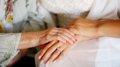 Une mariée et un marié au Tennessee demandent aux quatre grands-mères d’être les bouquetières à leur mariage