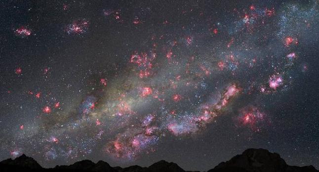 Reconstitution artistique du ciel nocturne d'une planète hypothétique dans une jeune Voie lactée, il y a environ 10 millions d'années. Le ciel est en flammes à cause de la naissance de nombreuses étoiles. Les nuages de gaz rose accueillent les étoiles nouvellement nées, et ceux de bleu-blanc, les jeunes amas d'étoiles qui couvrent le paysage. (NASA/ESA/Z. Levay - STScI)