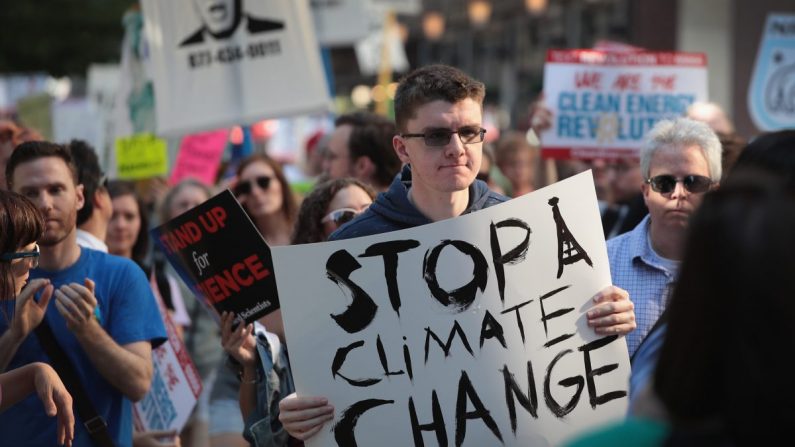 Des manifestants protestent contre la décision du président américain Donald Trump de mettre fin à l'accord de Paris sur le changement climatique, Chicago, Illinois, le 2 juin 2017. (Scott Olson/Getty Images)