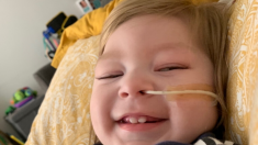 Un bébé né sans vie, déclaré en mort cérébrale, ouvre les yeux juste avant qu’on lui enlève le système de survie