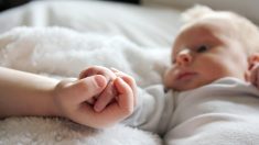 Un garçon atteint de trisomie surnommé « l’enfant qui murmure à l’oreille des bébés » après avoir calmé un bébé qui pleurait