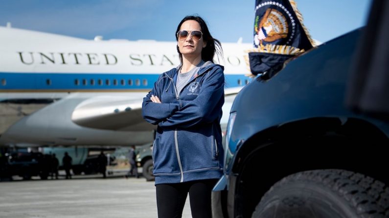 L'attachée de presse de la Maison-Blanche, Stephanie Grisham, attend le ravitaillement d'Air Force One à la base aérienne d'Elmendorf, alors qu'elle se rend au Japon en partant d'Anchorage, en Alaska, le 26 juin 2019. (Brendan Smialowski/AFP/Getty Images)