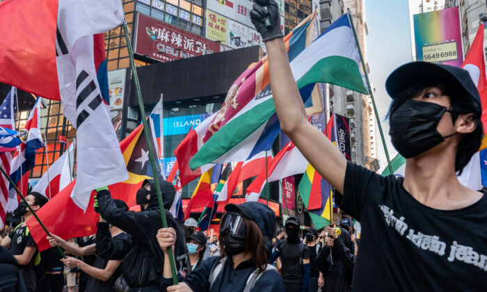 Des manifestants pro-démocrates agitent des drapeaux lors d'une manifestation à Hong Kong, le 2 novembre 2019. (Anthony Kwan / Getty Images)