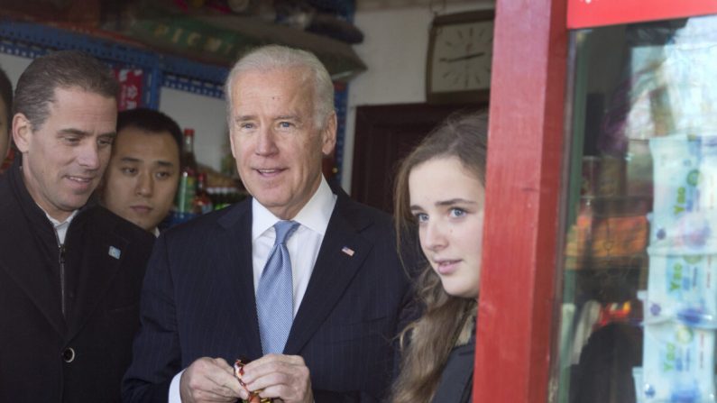 Le vice-président Joe Biden (au centre) visite une ruelle hutong avec son fils Hunter Biden (à gauche) et sa petite-fille Finnegan Biden (à droite) lors d'une visite officielle à Pékin, Chine, le 5 décembre 2013. (Andy Wong-Pool/Getty Images)