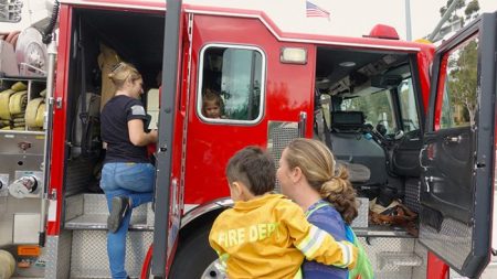 Un garçon de 3 ans en phase terminale adorait les pompiers – il rencontre ses héros avant sa mort