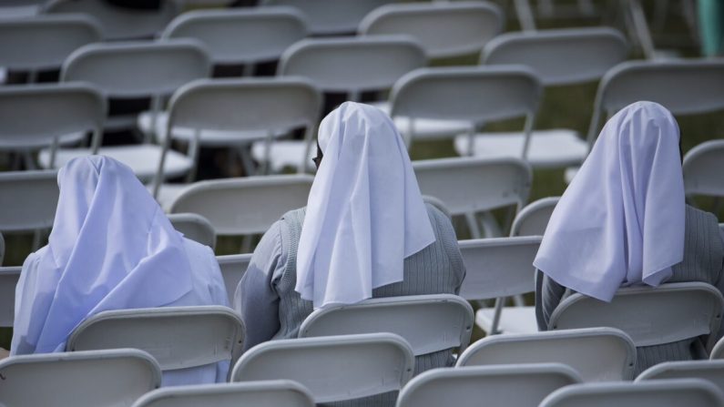 Des nonnes attendent le pape François le 26 septembre 2015 à Philadelphie, en Pennsylvanie (États-Unis). (BRENDAN SMIALOWSKI/AFP via Getty Images)