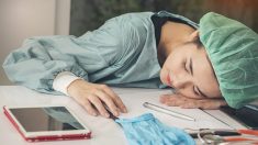 En voulant se moquer d’un étudiant en médecine en train de dormi au travail, un blogueur se trouve pris à son propre jeu