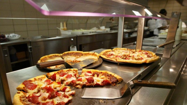 Pizzas disponibles pour le dîner dans une école secondaire de Chicago, Illinois, le 20 avril 2004. (Tim Boyle/Getty Images)