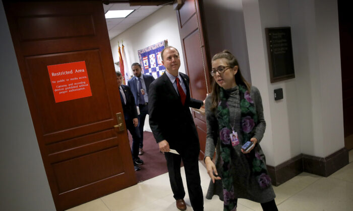 L'élu démocrate Adam Schiff, président de la commission du renseignement de la Chambre des représentants du Congrès des États-Unis, arrive à une conférence de presse au Capitole de Washington, le 8 octobre 2019. (Win McNamee/Getty Images)