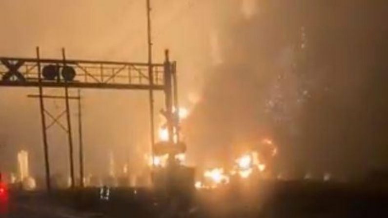 -Une capture d’écran d'une vidéo postée sur Twitter par un utilisateur portant le pseudonyme @ souljaslim52 montre des flammes tirées depuis l'usine chimique TCP de Port Neches, au Texas, après une explosion survenue tôt le matin du 27 novembre 2019.TWITTER / @ SOULJASLIM52