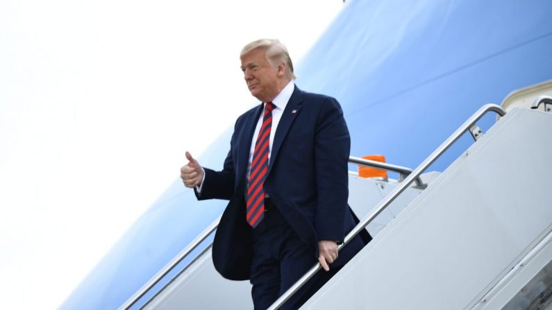 Le président américain Donald Trump arrive à l'aéroport O'Hare de Chicago le 28 octobre 2019 dans l'Illinois (Brendan Smialowski/AFP via Getty Images).