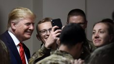 Un magazine d’actualité déclare que Trump a passé Thanksgiving à tweeter et à jouer au golf – alors qu’il rendait visite aux troupes en Afghanistan
