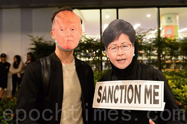 Des manifestants pro-démocratie participent à un rassemblement de Thanksgiving à Edinburgh Place à Hong Kong, Chine le 28 novembre 2019. Les manifestants se sont réunis pour remercier les États-Unis après la signature par le président Trump d'une législation soutenant les manifestants pro-démocratie de Hong Kong. (Song Bilong / The Epoch Times)