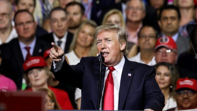 Le président Donald Trump montre du doigt les médias tout en critiquant les "fake news" lors d'un rassemblement "Make America Great Again" à Tampa, en Floride, le 31 juillet 2018. (Charlotte Cuthbertson/The Epoch Times)