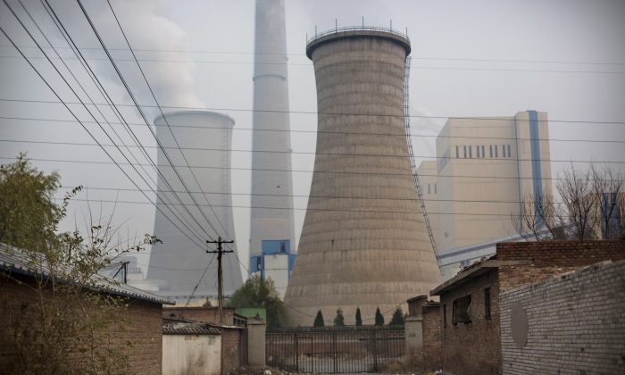 Vue sur une centrale au charbon à Pékin, le 19 novembre 2014 (Kevin Frayer/Getty Images)