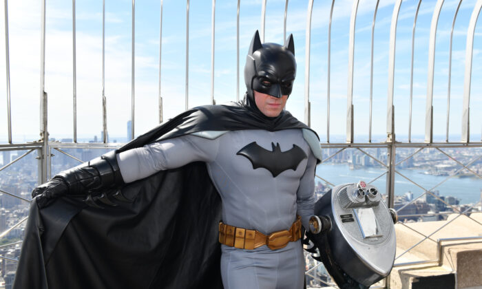 Batman a célébré son 80e anniversaire en visitant le gratte-ciel le plus emblématique de Gotham, l'Empire State Building à New York le 20 septembre 2019. (Craig Barritt/Getty Images pour Warner Bros Consumer Products)