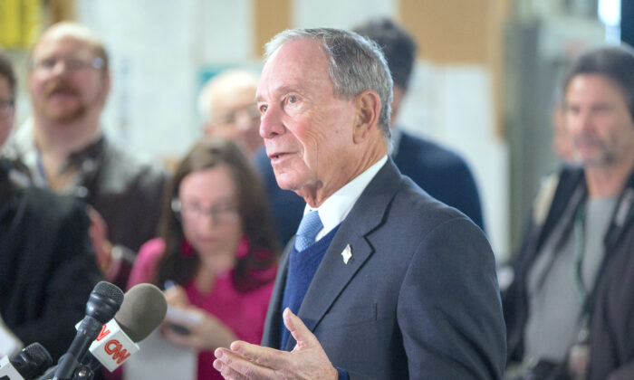 L'ancien maire de New York, Michael Bloomberg, s'entretient avec les médias après avoir visité la W.H. Bagshaw Company lors d'un voyage exploratoire le 29 janvier 2019 à Nashua, New Hampshire. (Scott Eisen/Getty Images)