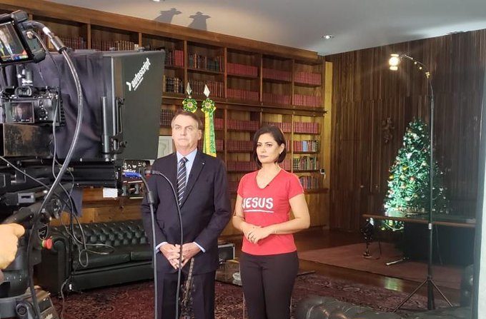 Jair Bolsonaro et son épouse, la première dame, Michelle Bolsonaro, lors du discours de la veille de Noël le 24 décembre 2019 (Gouvernement du Brésil/Planalto)