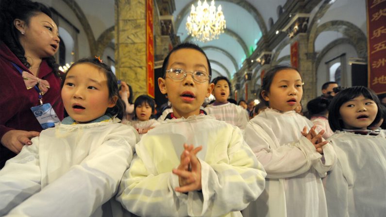 Des enfants chinois assistent à une Sainte Communion pendant la Messe de Noël dans une église catholique à Pékin le 24 décembre 2009 (Illustration - Getty Images)