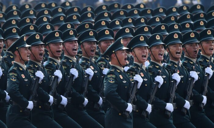 Des troupes chinoises défilent lors d'un défilé militaire sur la place Tiananmen à Pékin le 1er octobre 2019. (Greg Baker/AFP via Getty Images)
