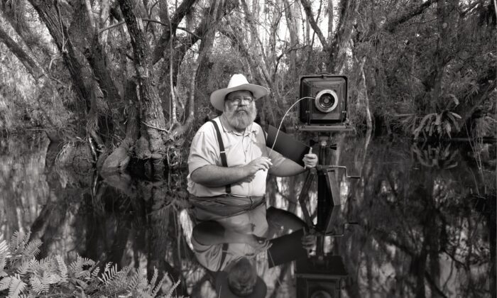 Clyde Butcher photographiant dans les Everglades. (Avec l'aimable autorisation de Clyde Butcher)