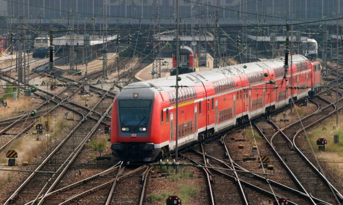 Un train des chemins de fer allemands (Deutsche Bahn) quitte la gare principale de Munich, en Allemagne, le 22 août 2003. (Sean Gallup / Getty Images)