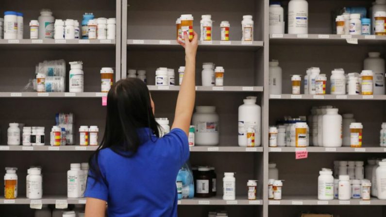  Une technicienne en pharmacie prend un flacon de médicaments sur une étagère de la pharmacie centrale de l'Utah, le 10 septembre 2018. (George Frey/Getty Images) 