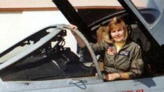 À la suite de son décès, la première pilote de chasse féminine de la marine reçoit un hommage – une formation aérienne spéciale en guise de salut militaire