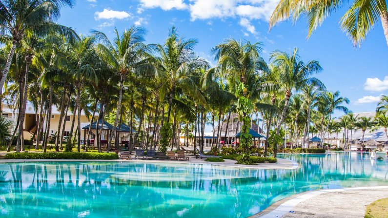 Vos rêves dorés de farniente au bord de la piscine d'un hôtel de luxe n'ont pas besoin d'être si éloignés... Palma Tropical Resort. (KolosVito/ Pixabay)
